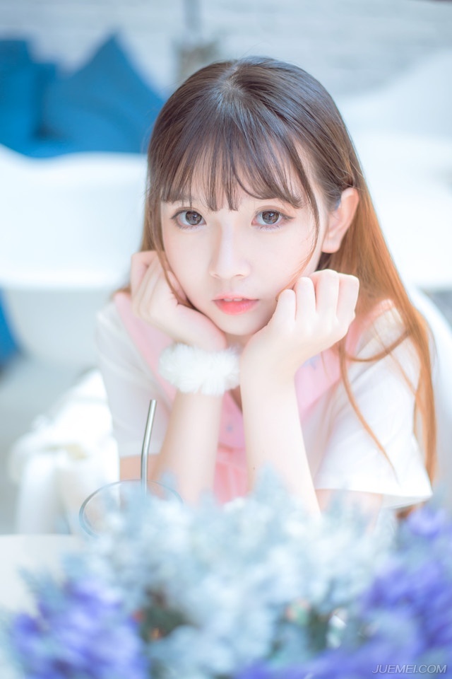 那些美丽的小鱼，它们睡觉的时候也睁着眼睛。不需要爱情，亦从不哭泣。它们是我的榜样。